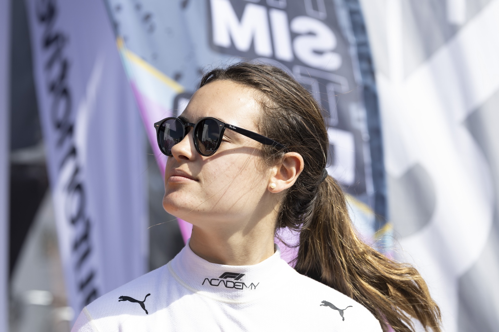 Maite Cáceres holding her helmet