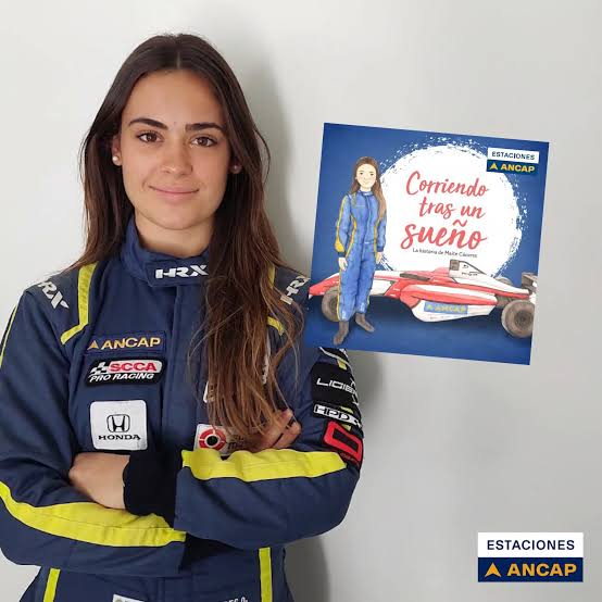 Maite Cáceres holding the Ancap children's book Corriendo tras un sueño