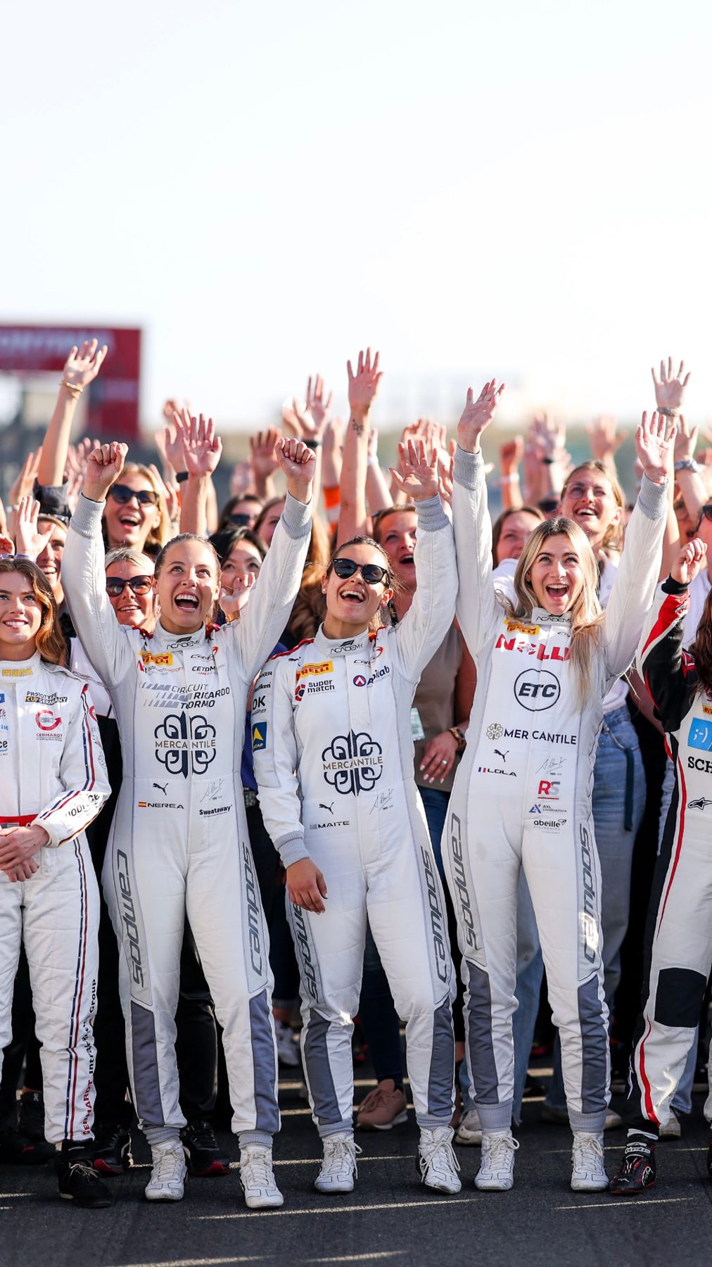 Maite celebrating with the F1 Academy drivers